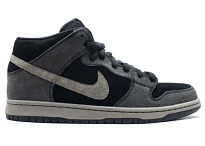 Фото № 1 с приближением к товару «‎Nike SB Dunk Mid Black Iron White»