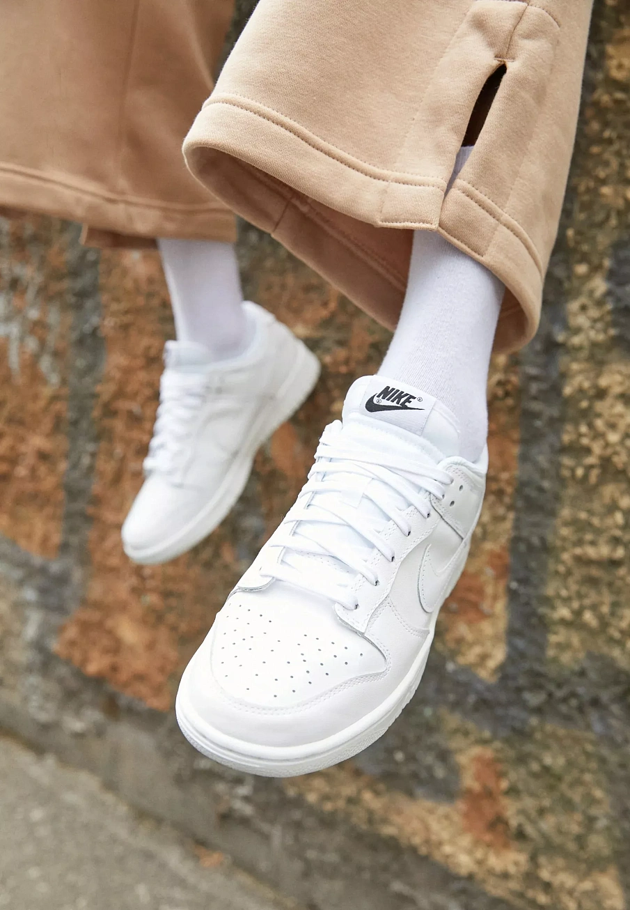 Фото № 3 с приближением к товару «‎DUNK LOW »