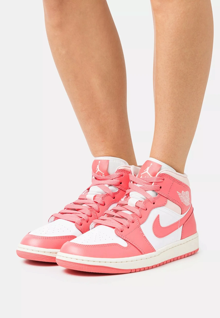 Фото № 1 с приближением к товару «‎AIR JORDAN 1 MID»
