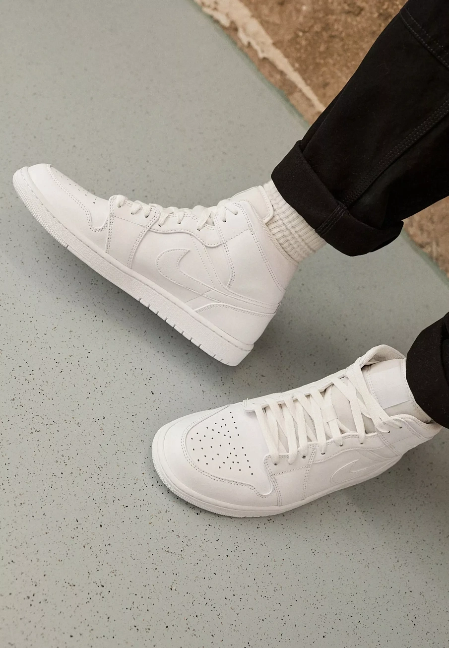 Фото № 4 с приближением к товару «‎AIR JORDAN 1 MID»