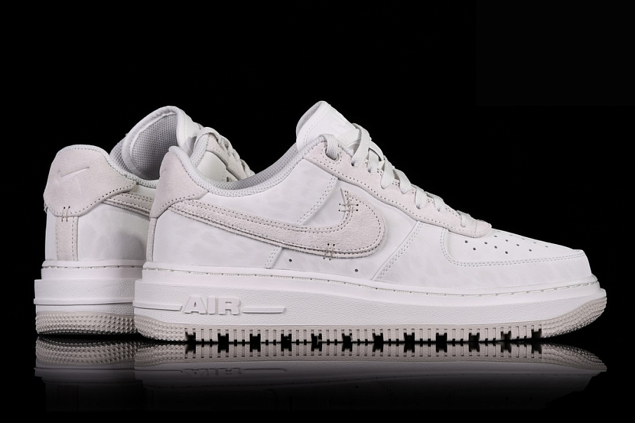 Фото № 2 с приближением к товару «‎Nike Air Force 1 Luxe Skate shoes Summit White»