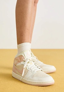 Фото № 2 с приближением к товару «‎AIR JORDAN 1 MID SE»