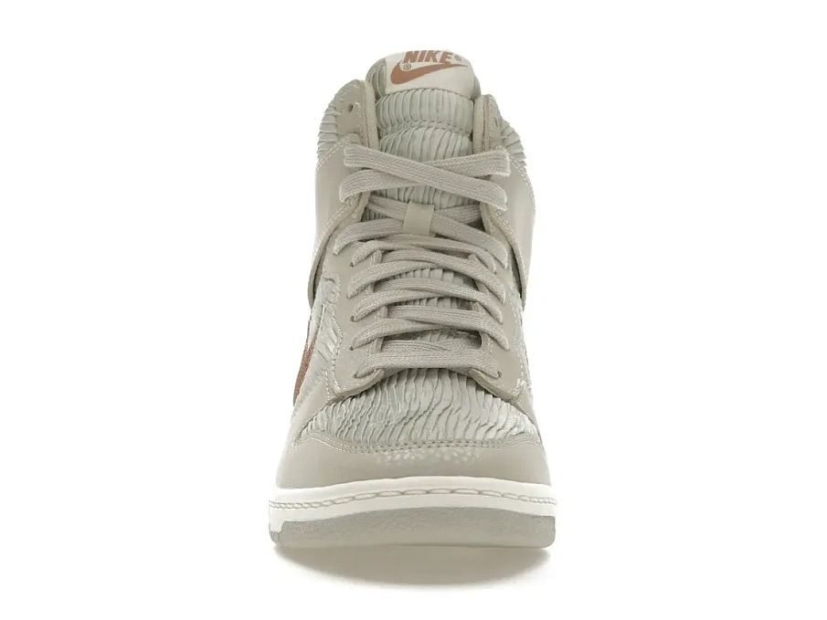 Фото № 2 с приближением к товару «‎Nike Dunk High Sky Hi Light Bone Metallic Red Bronze »