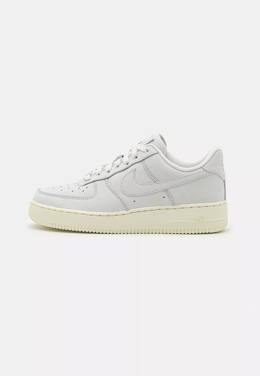 Фото № 1 с приближением к товару «‎NIKE AIR FORCE 1 PREMIUM»