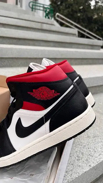 AJ 1 Mid Black Gym Red Panda - 3