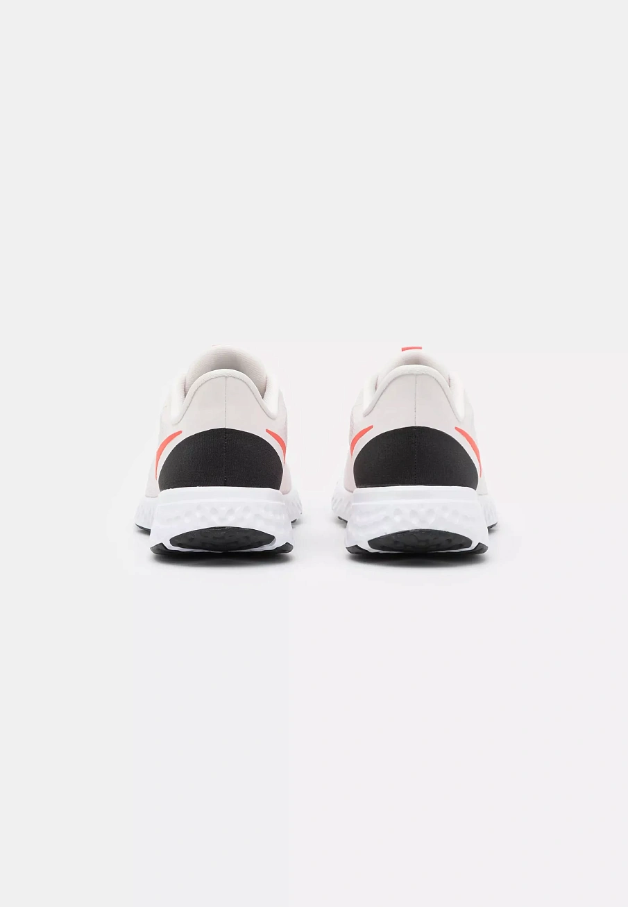 Фото № 3 с приближением к товару «‎SCHUHE REVOLUTION 5»