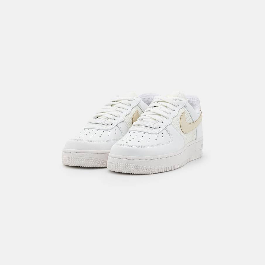 Фото № 3 с приближением к товару «‎Nike Air Force 1 07 »