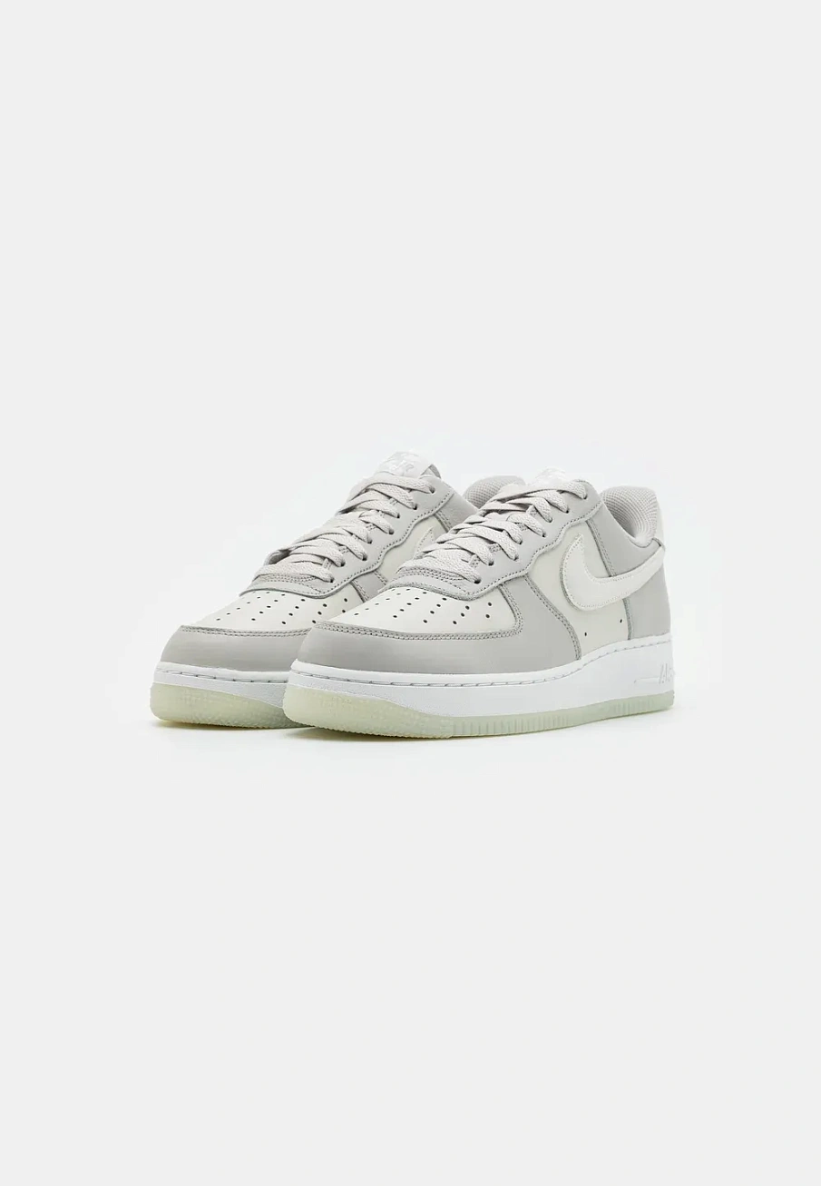 Фото № 2 с приближением к товару «‎AIR FORCE 1 07 LV8»