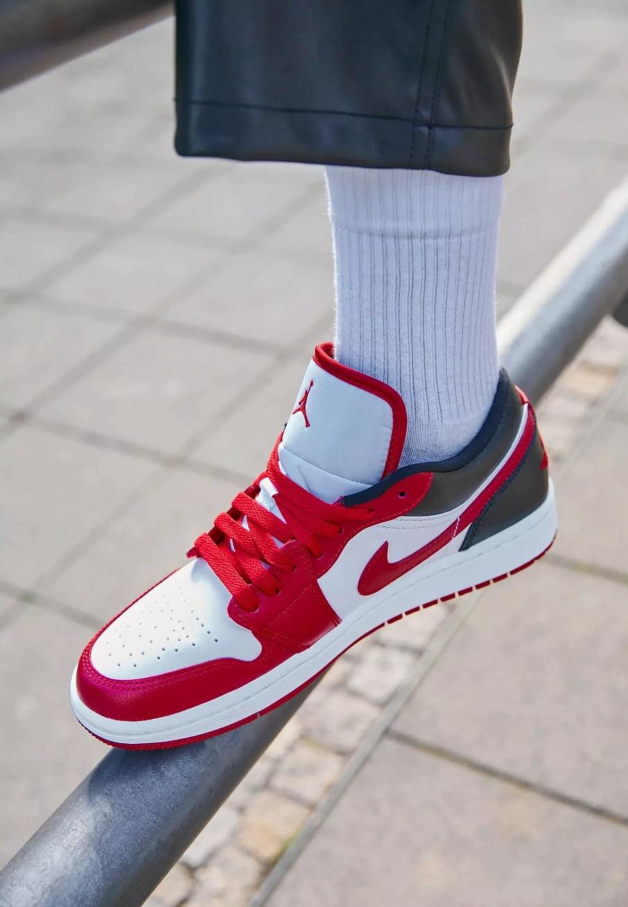 Фото № 3 с приближением к товару «‎AIR JORDAN 1 »