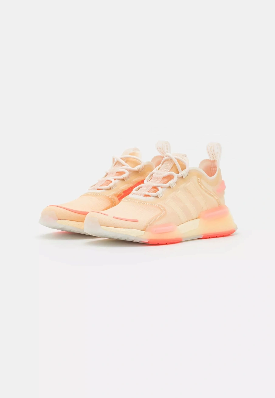 Фото № 3 с приближением к товару «‎NMD V3»