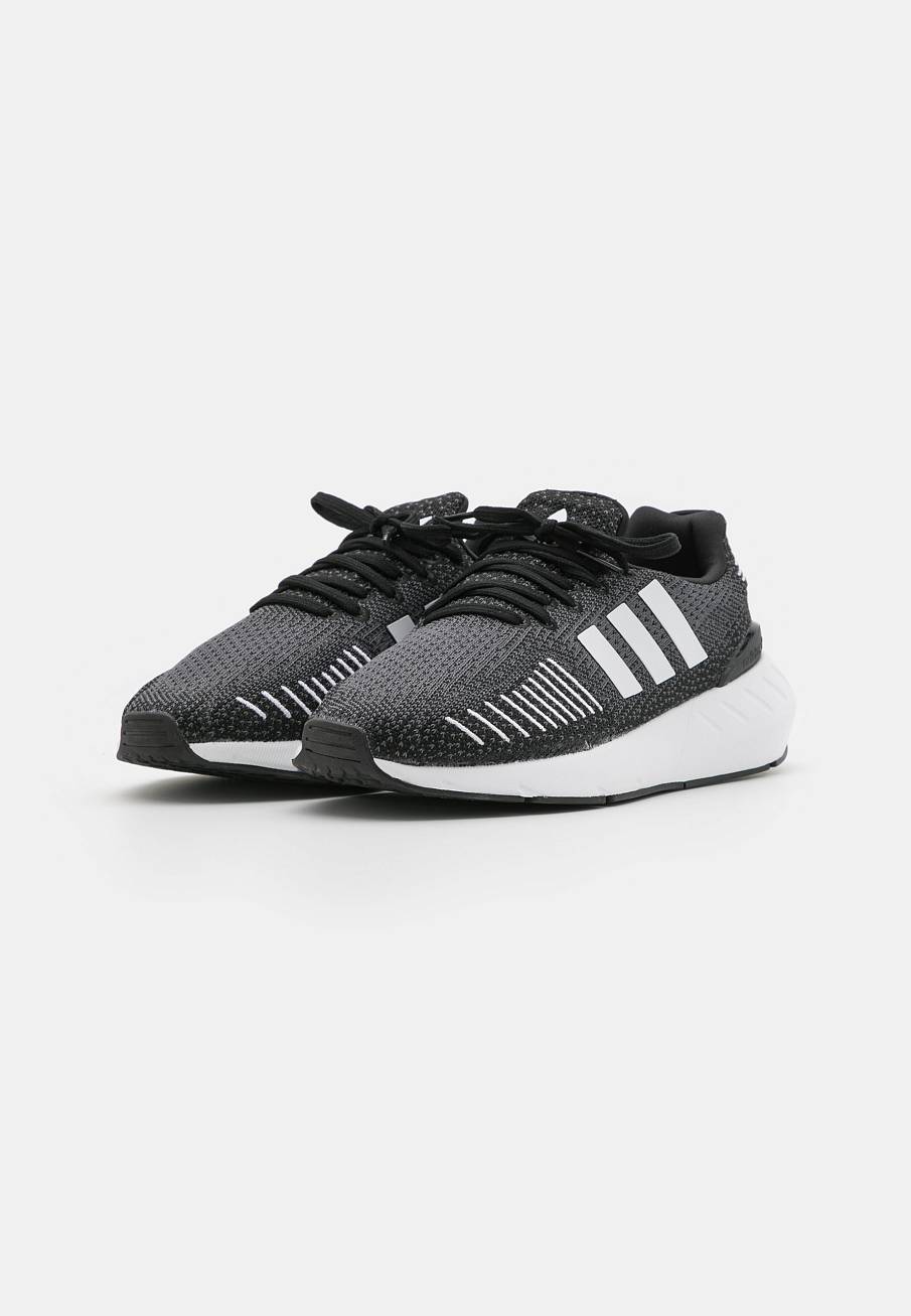 Фото № 3 с приближением к товару «‎Adidas Swift 22 »