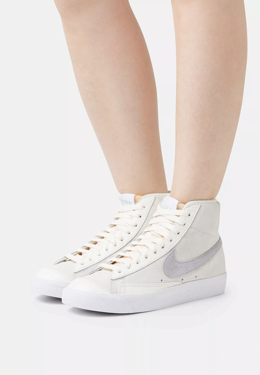 Фото № 1 с приближением к товару «‎WOMENS BLAZER MID 77 »