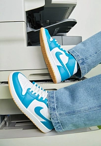 Фото № 4 с приближением к товару «‎AIR JORDAN 1 MID»