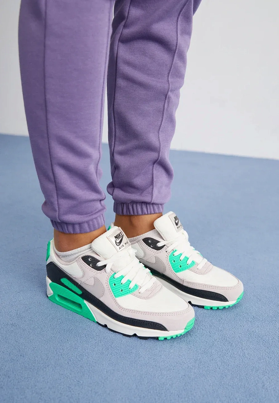 Фото № 2 с приближением к товару «‎AIR MAX 90»