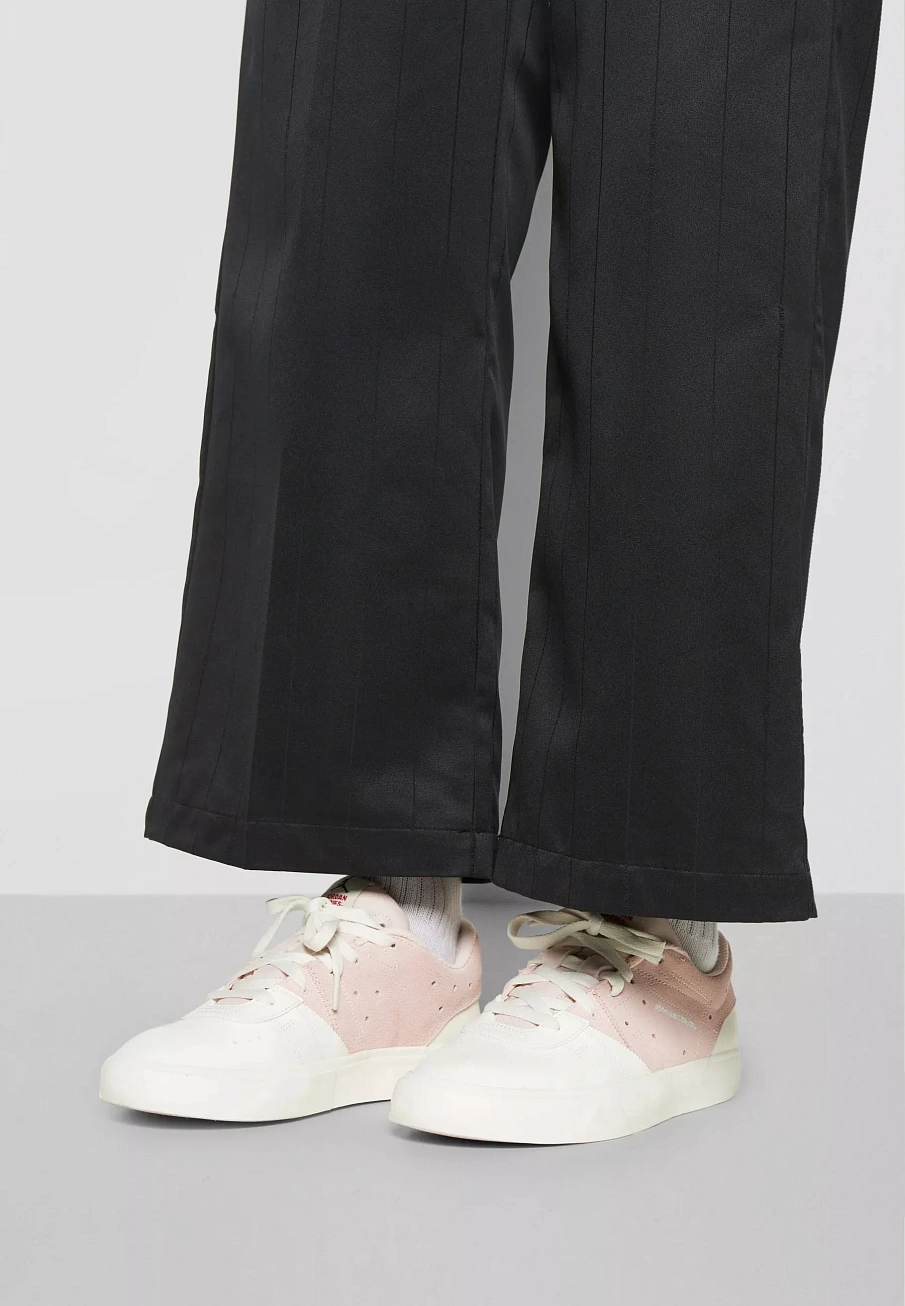 Фото № 4 с приближением к товару «‎WMNS JORDAN SERIES ES»