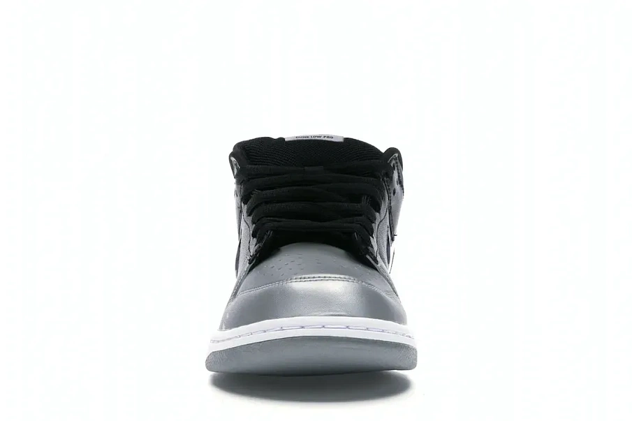 Фото № 2 с приближением к товару «‎Nike SB Dunk Low Supreme Jewel Swoosh Silver»
