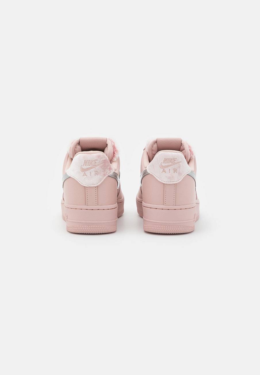 Фото № 3 с приближением к товару «‎Nike Air Force 1 »