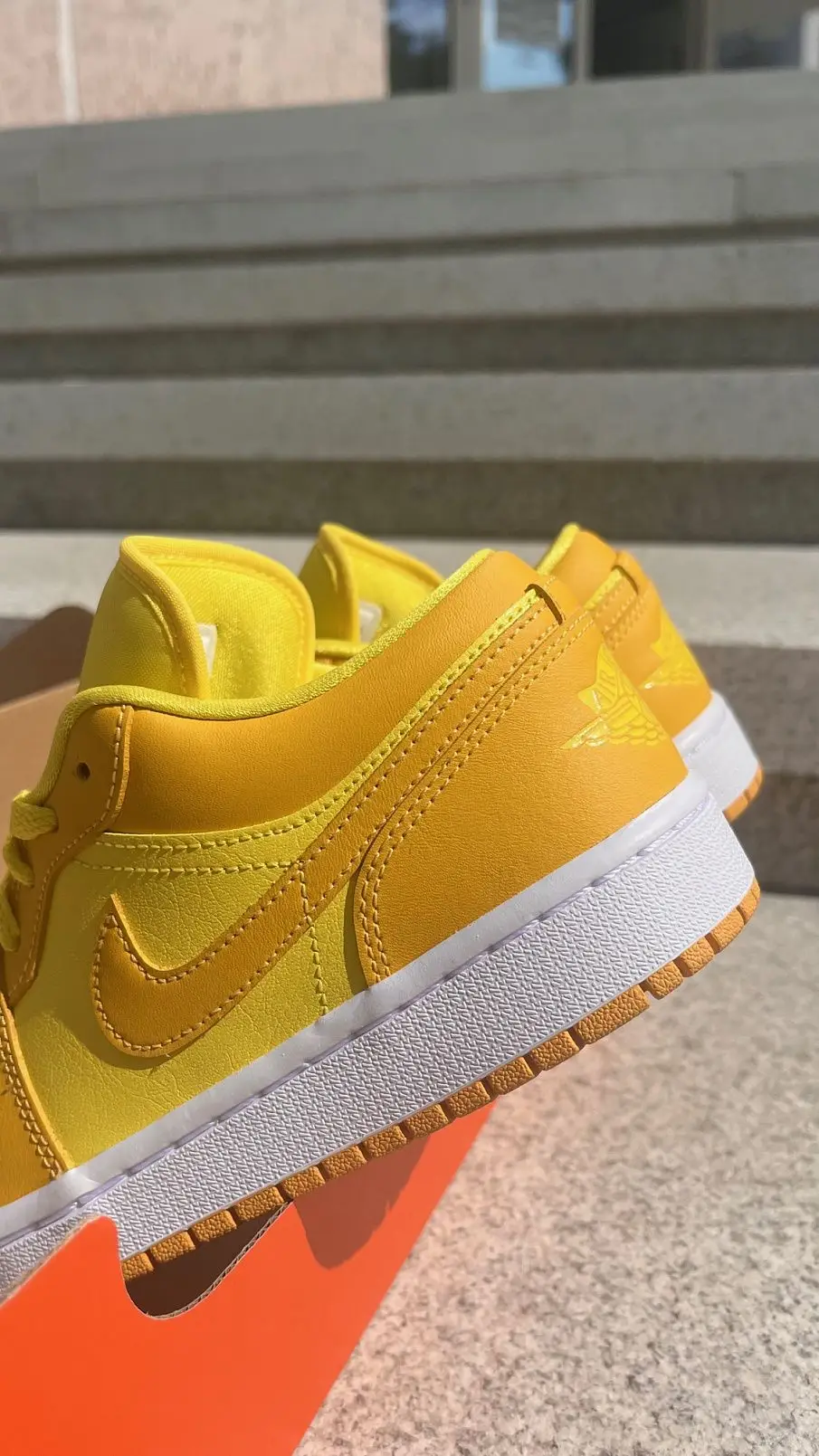Фото № 2 с приближением к товару «‎Air Jordan 1 Low (DC0774-700)»