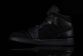 Nike Air Jordan 1 Retro Triple  - 3