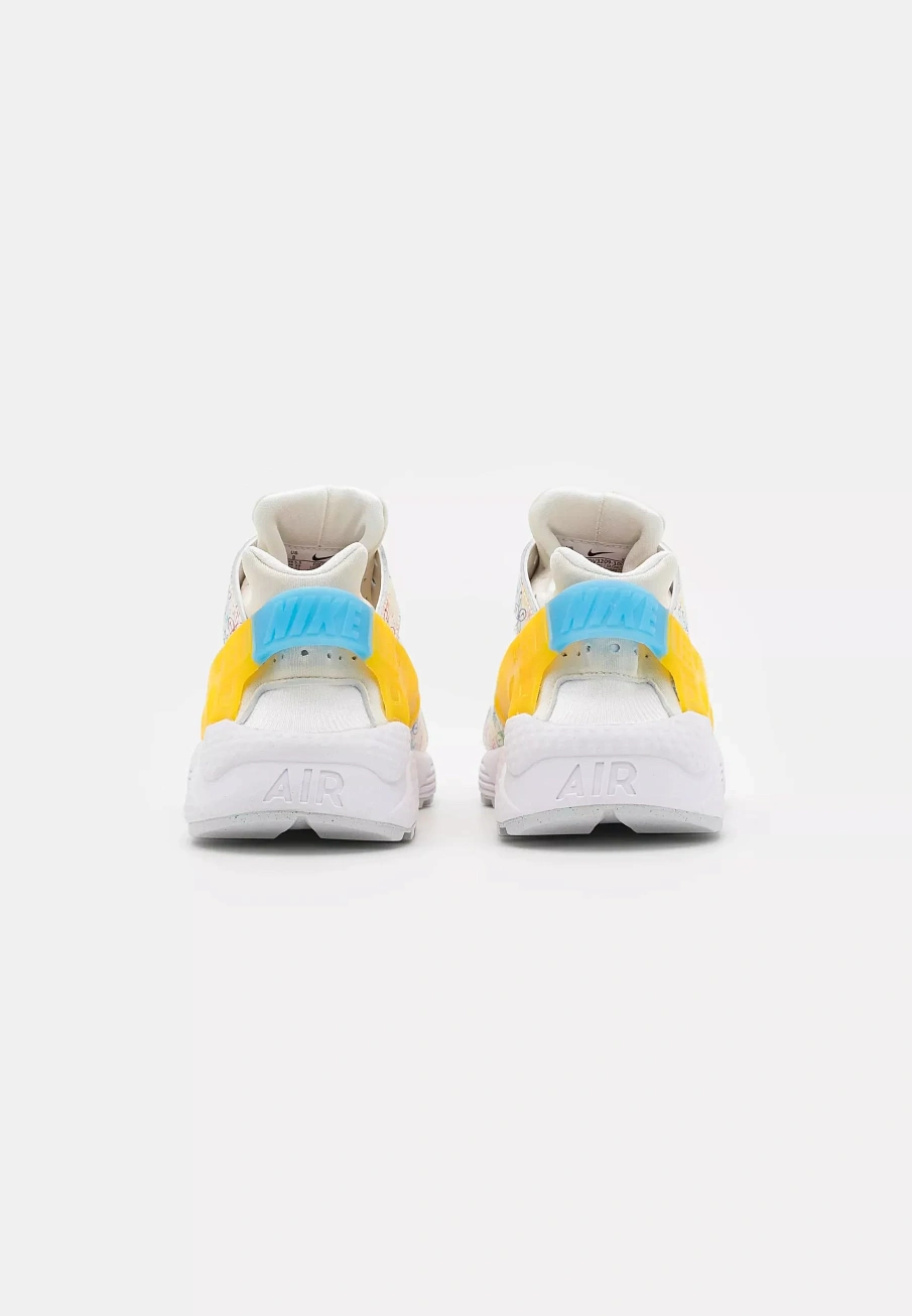 Фото № 3 с приближением к товару «‎AIR HUARACHE COS»