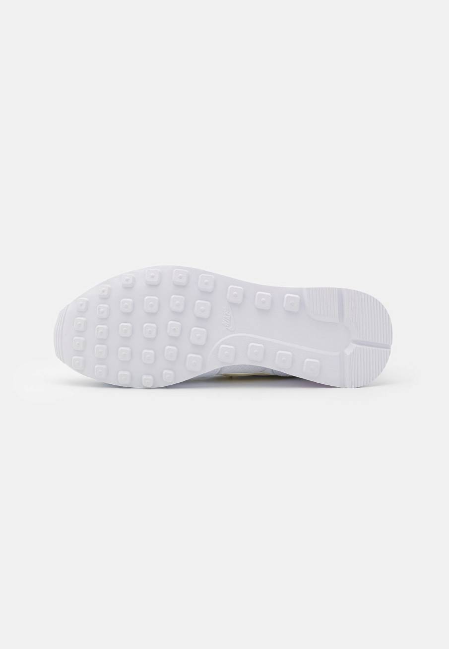 Фото № 4 с приближением к товару «‎Nike Internationalist »