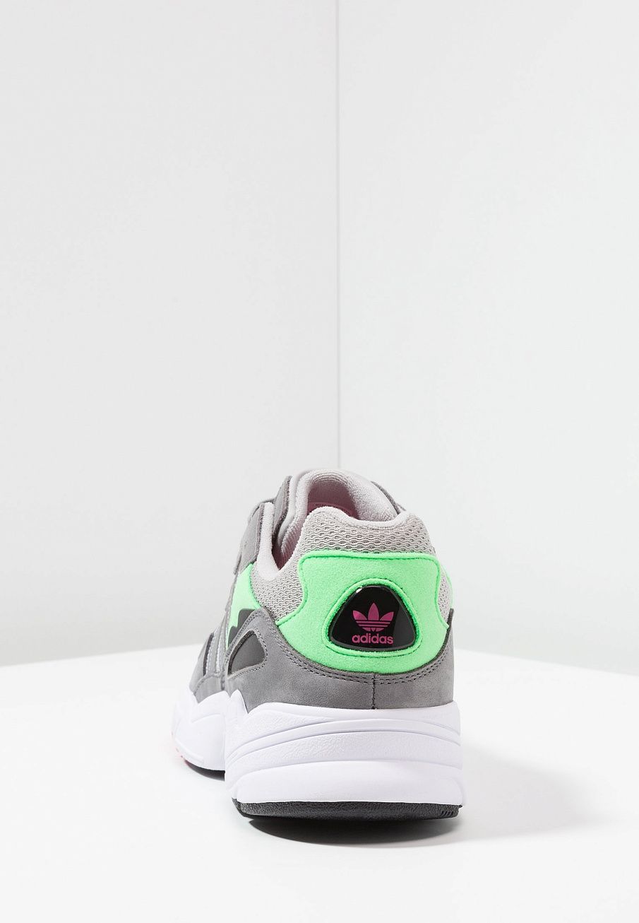 Фото № 4 с приближением к товару «‎Adidas Yung-96 »