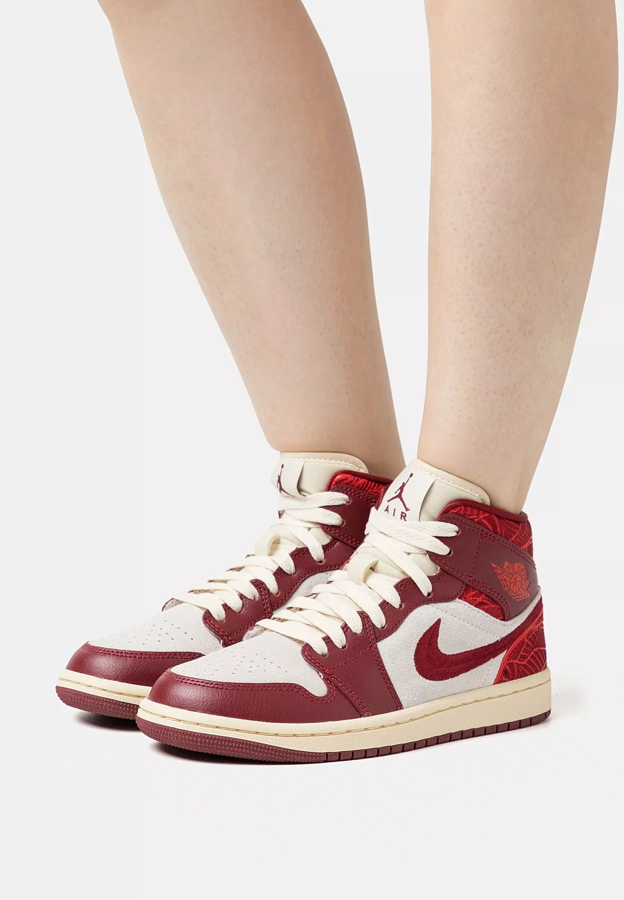 Фото № 1 с приближением к товару «‎WMNS AIR JORDAN 1 MID SE LU»
