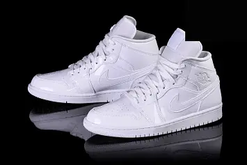 Nike Air Jordan 1 Retro Wmns Triple - 1