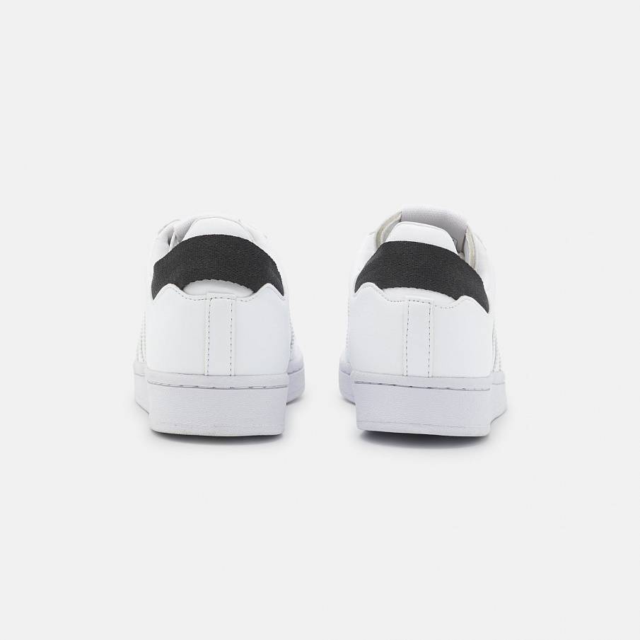 Фото № 3 с приближением к товару «‎Adidas Superstar »