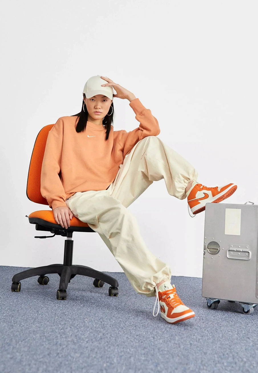 Фото № 4 с приближением к товару «‎WMNS AIR JORDAN 1 MID SE»