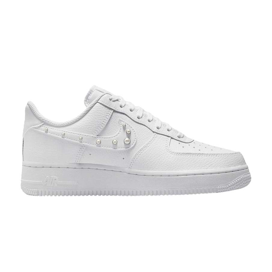 Фото № 1 с приближением к товару «‎Nike Women's Air Force 1 Low 07 White Pearl Swoosh (IU7557-100)»
