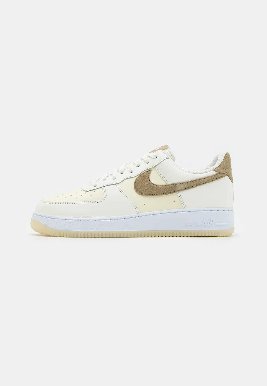 Фото № 1 с приближением к товару «‎AIR FORCE 1 07 LV8»