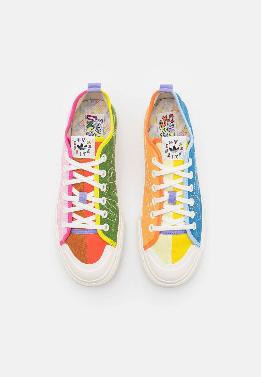 Фото № 4 с приближением к товару «‎Adidas Nizza Pride »