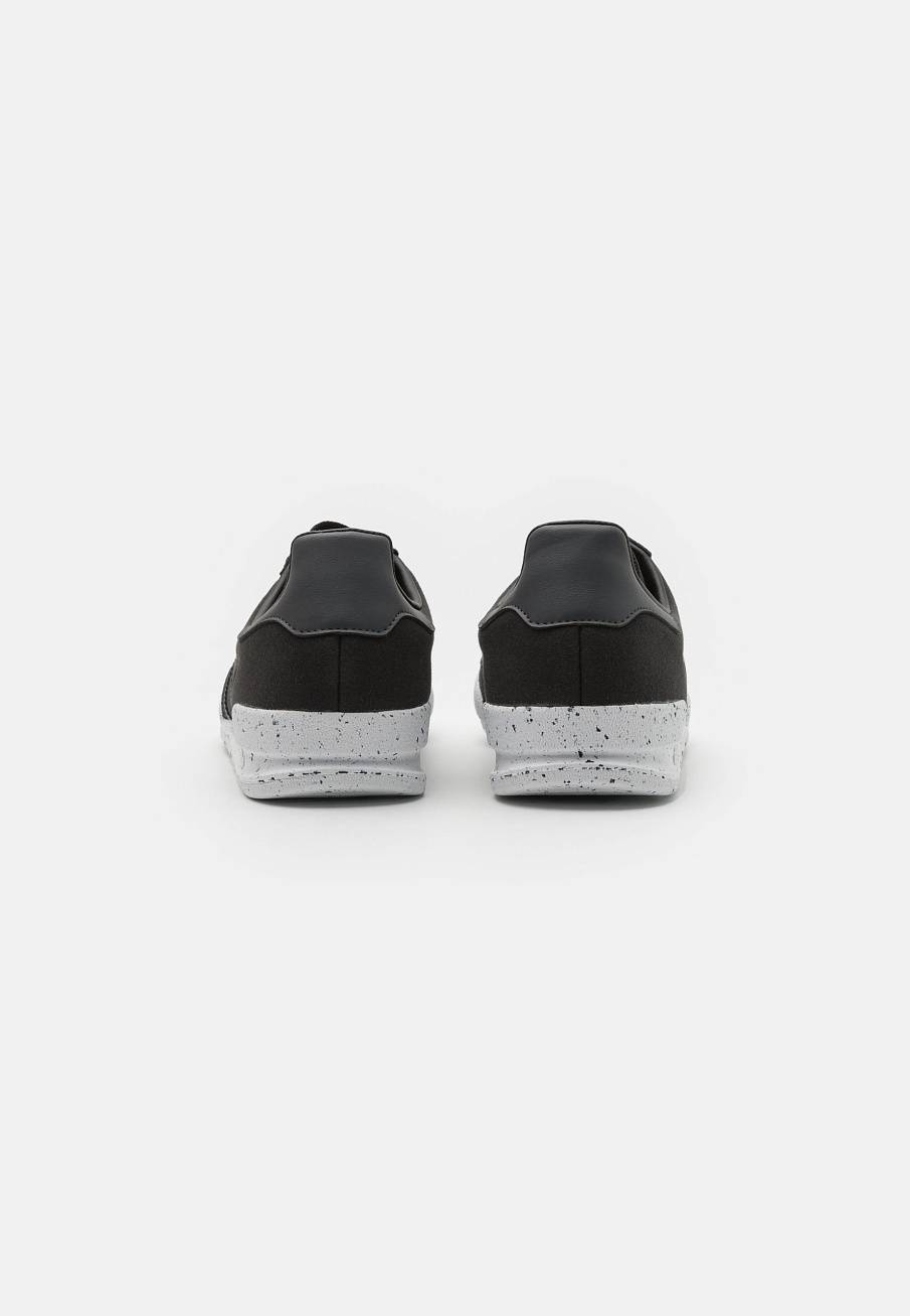 Фото № 3 с приближением к товару «‎Adidas Jeans »