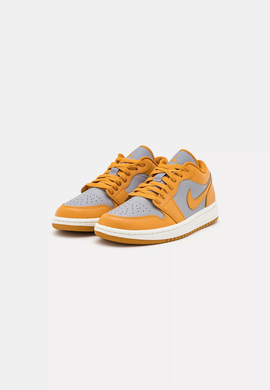 Фото № 4 с приближением к товару «‎AIR JORDAN 1 »