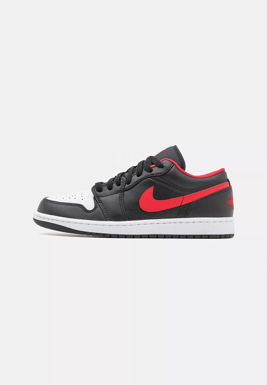 Фото № 1 с приближением к товару «‎AIR JORDAN 1»