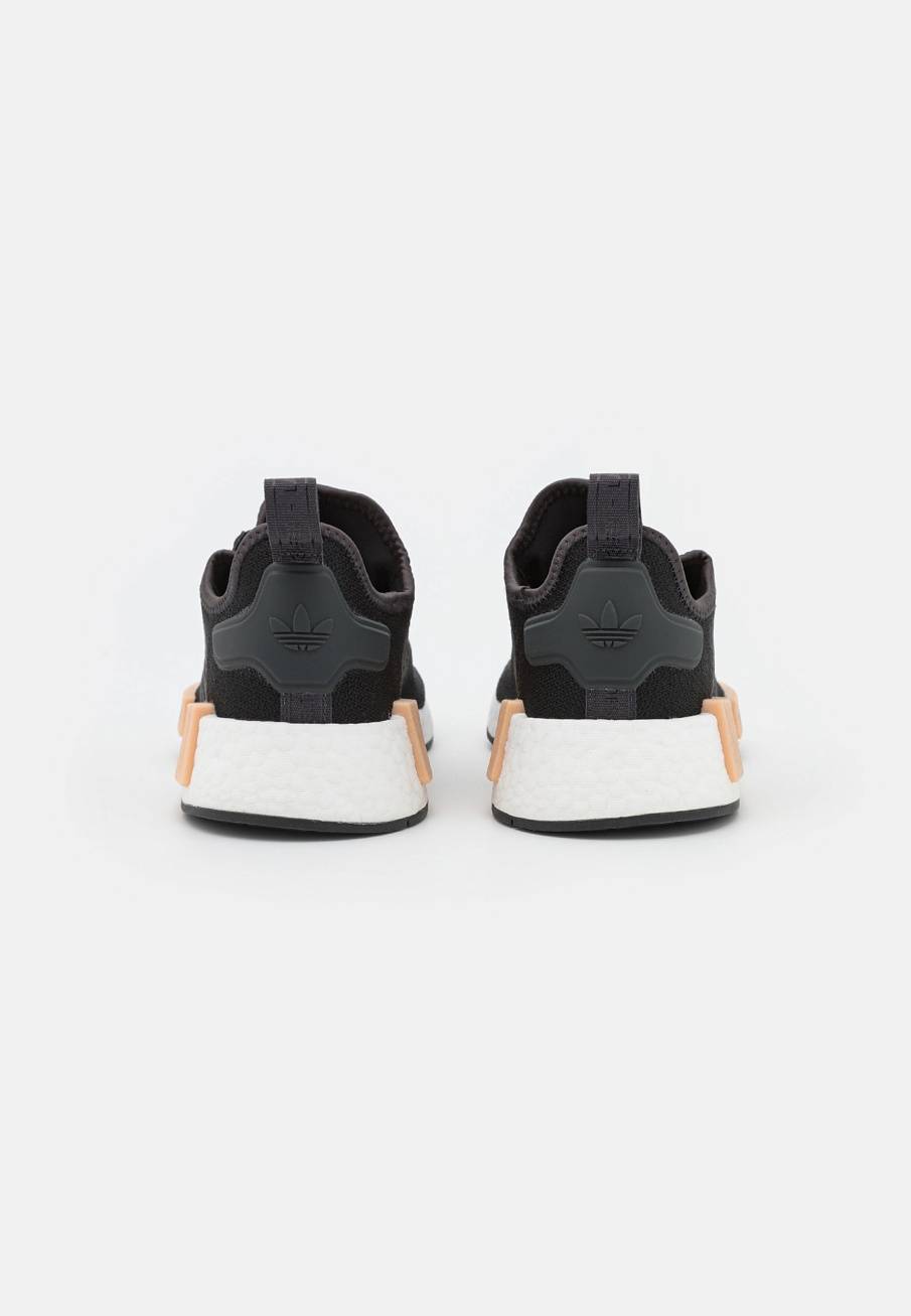 Фото № 4 с приближением к товару «‎Adidas Nmd_r1 »