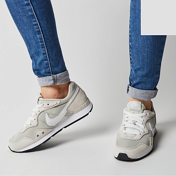 Nike Wmns Venture Runner 'Light Bone' - 2