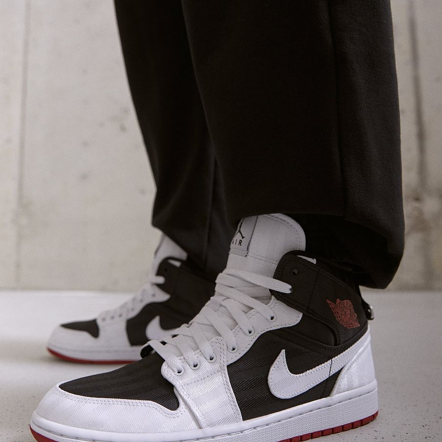 Фото № 3 с приближением к товару «‎Air Jordan 1 SE »