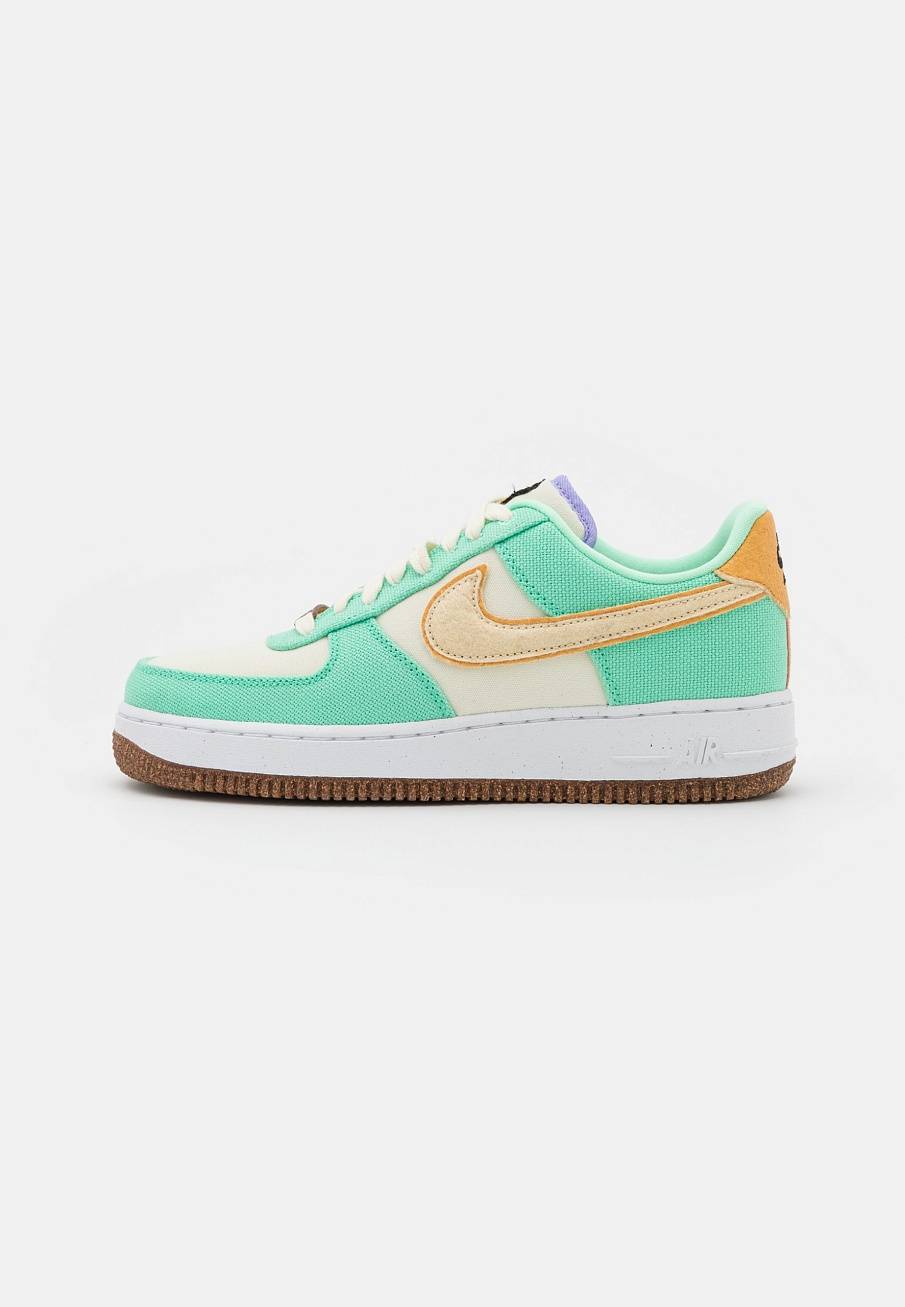 Фото № 1 с приближением к товару «‎Nike Air Force 1 »