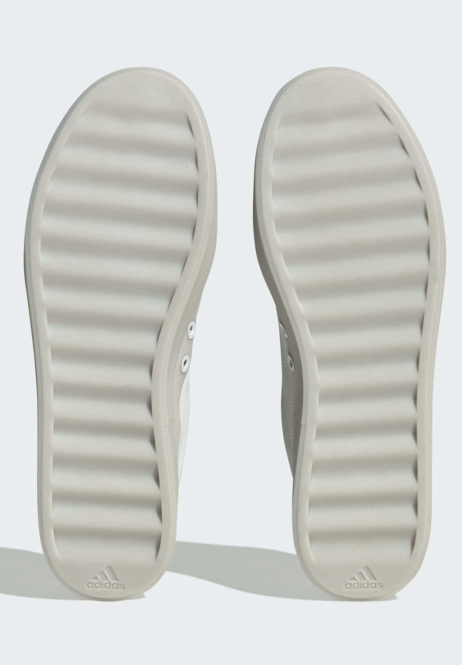 Фото № 4 с приближением к товару «‎Adidas »