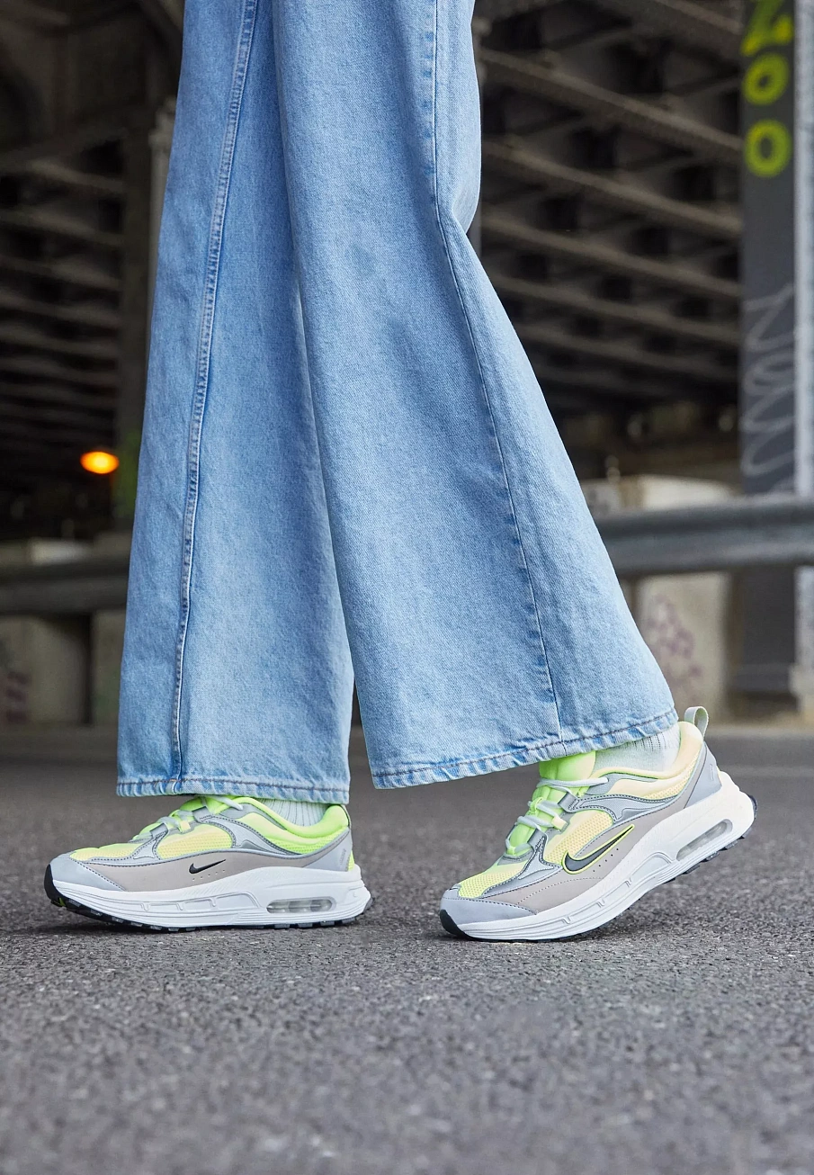 Фото № 2 с приближением к товару «‎W AIR MAX BLISS NN»