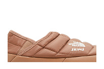Фото № 3 с приближением к товару «‎SKIMS x The North Face Women's Thermoball Traction Mule 5 Sienna»