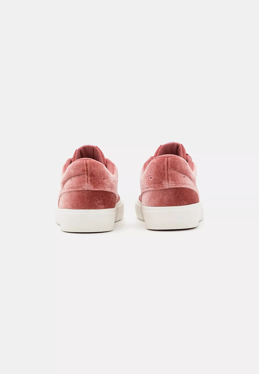 Фото № 3 с приближением к товару «‎WMNS SERIES ES SE»