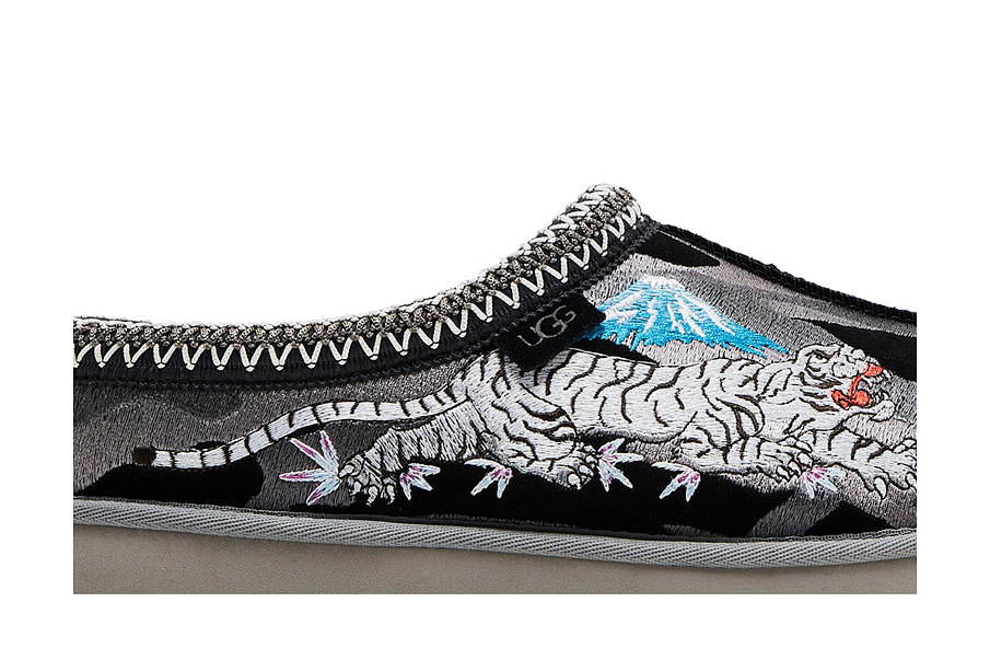 Фото № 3 с приближением к товару «‎Palace x UGG Tasman Slipper Black Camo»