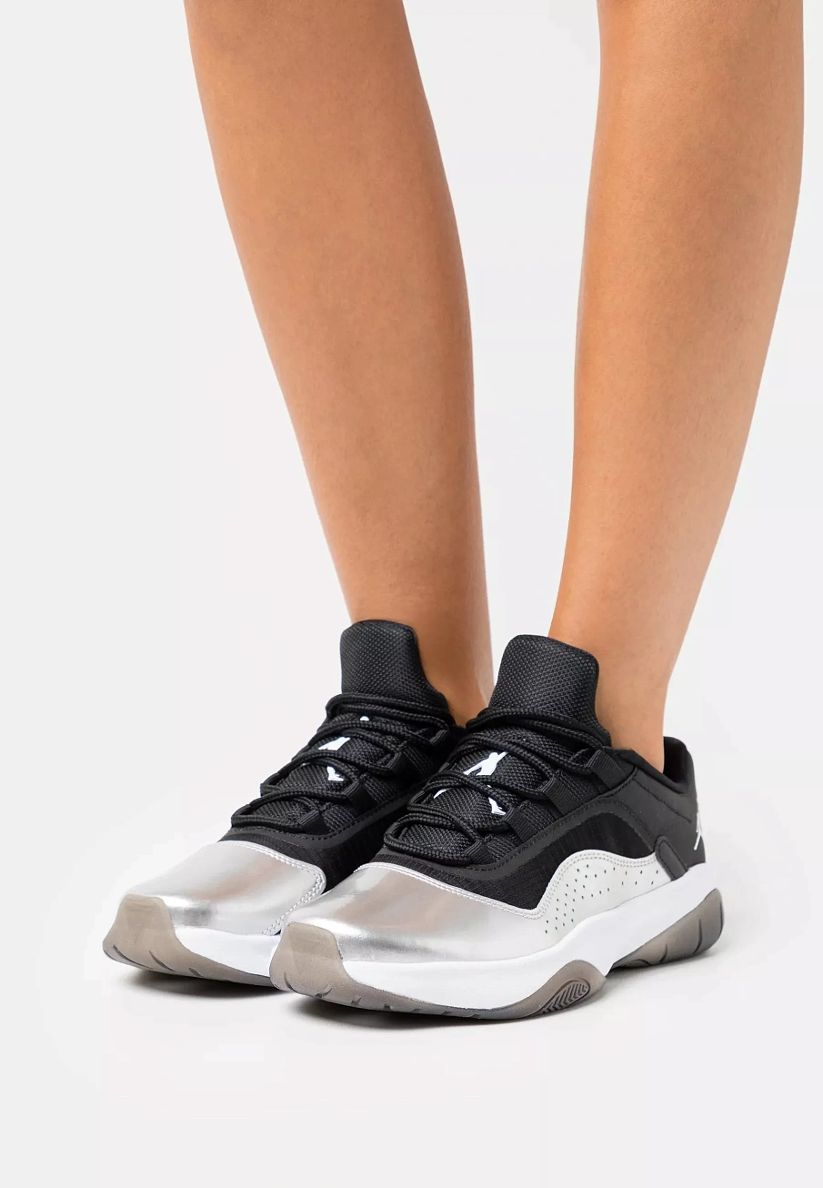 Фото № 1 с приближением к товару «‎WMNS AIR JORDAN 11 CMFT LOW»