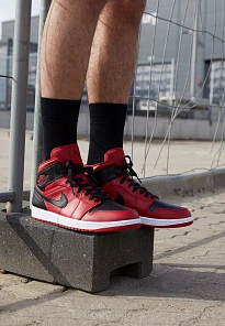 Фото № 3 с приближением к товару «‎AIR JORDAN 1 MID»