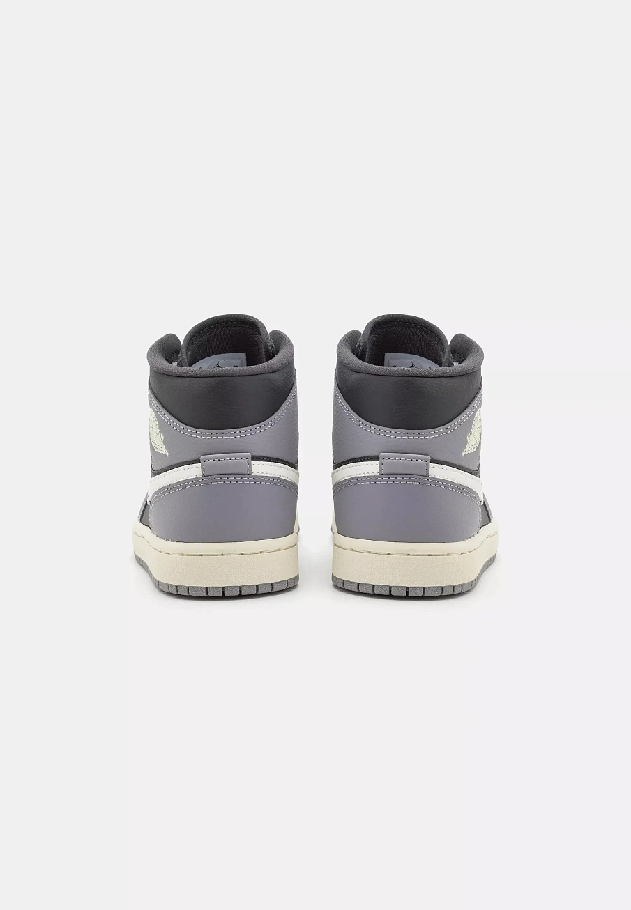 Фото № 3 с приближением к товару «‎AIR JORDAN 1 MID»