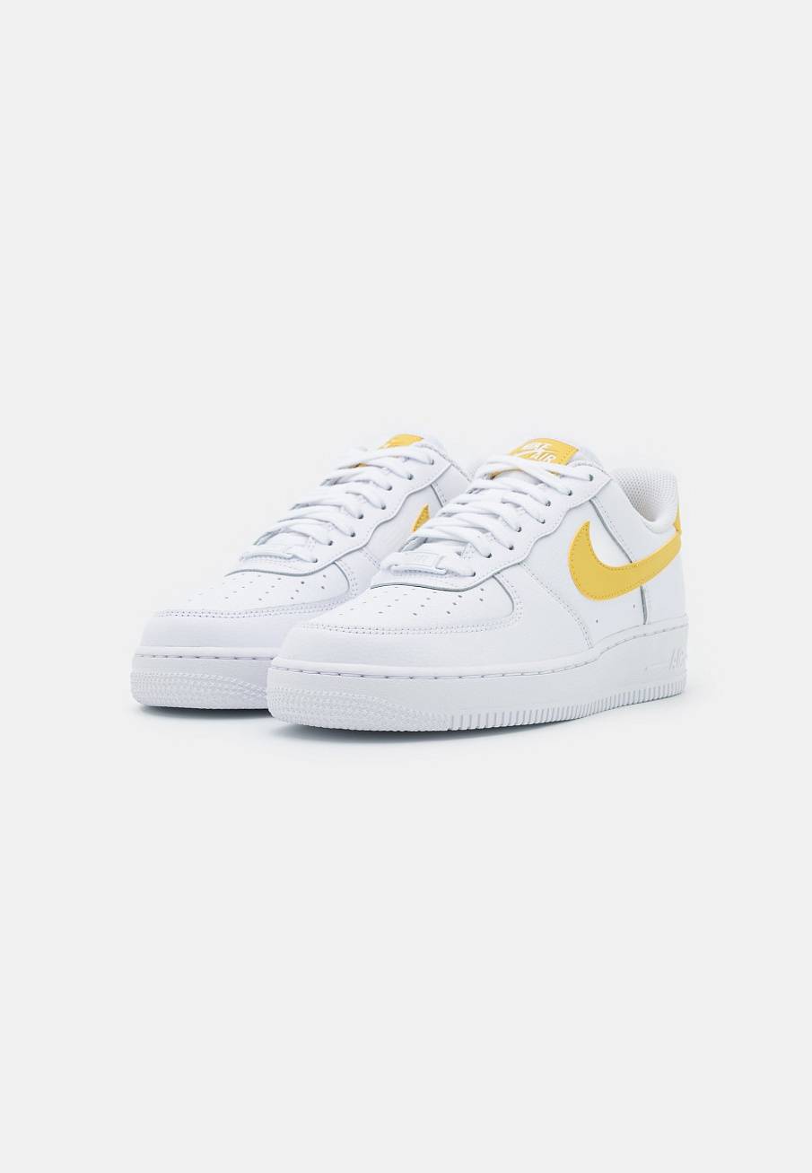 Фото № 2 с приближением к товару «‎Nike Air Force 1 »