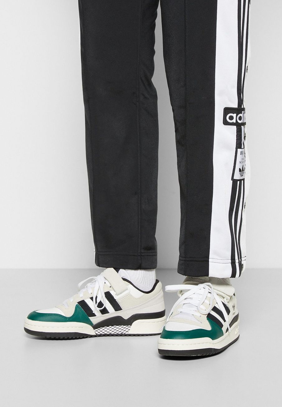 Фото № 4 с приближением к товару «‎Adidas Forum »